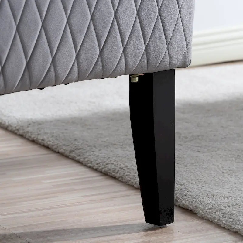 Fauteuil à dossier haut en velours avec pieds en bouleau | 23L x 30P x 46H