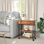 Table d'appoint relevable avec station de charge, étagères de rangement et roulettes | 54,6 x 30,5 x 66 cm
