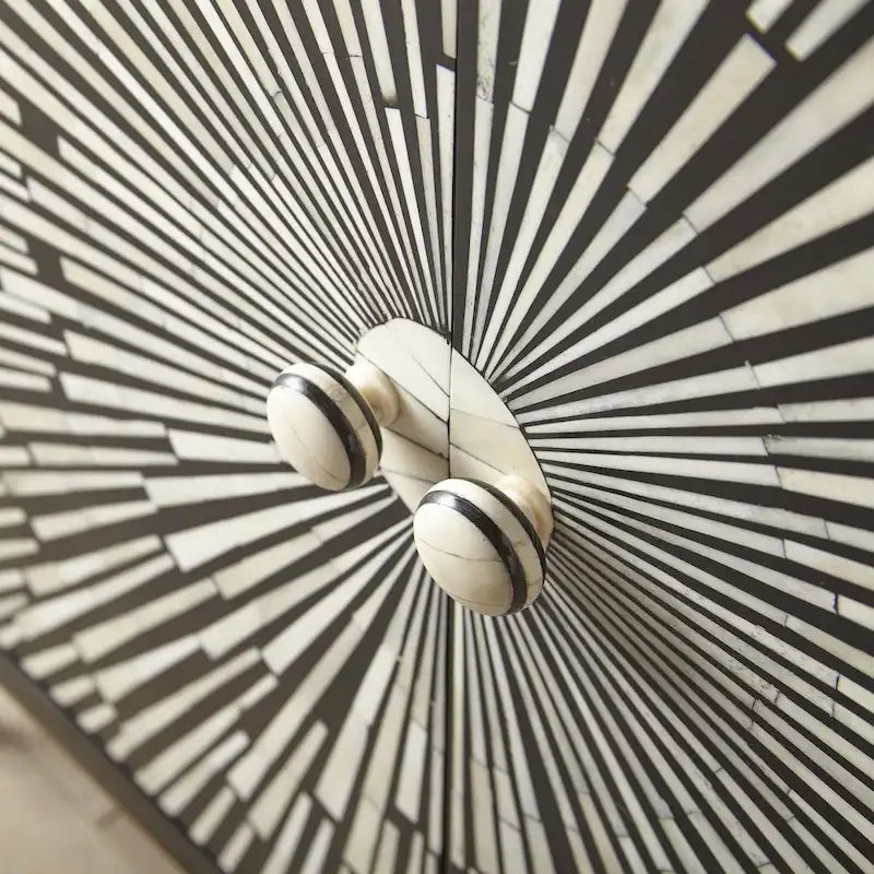Cabinet d'appoint Art Déco à 2 portes motifs rayons de soleil | Finition ébène avec incrustations en os et résine