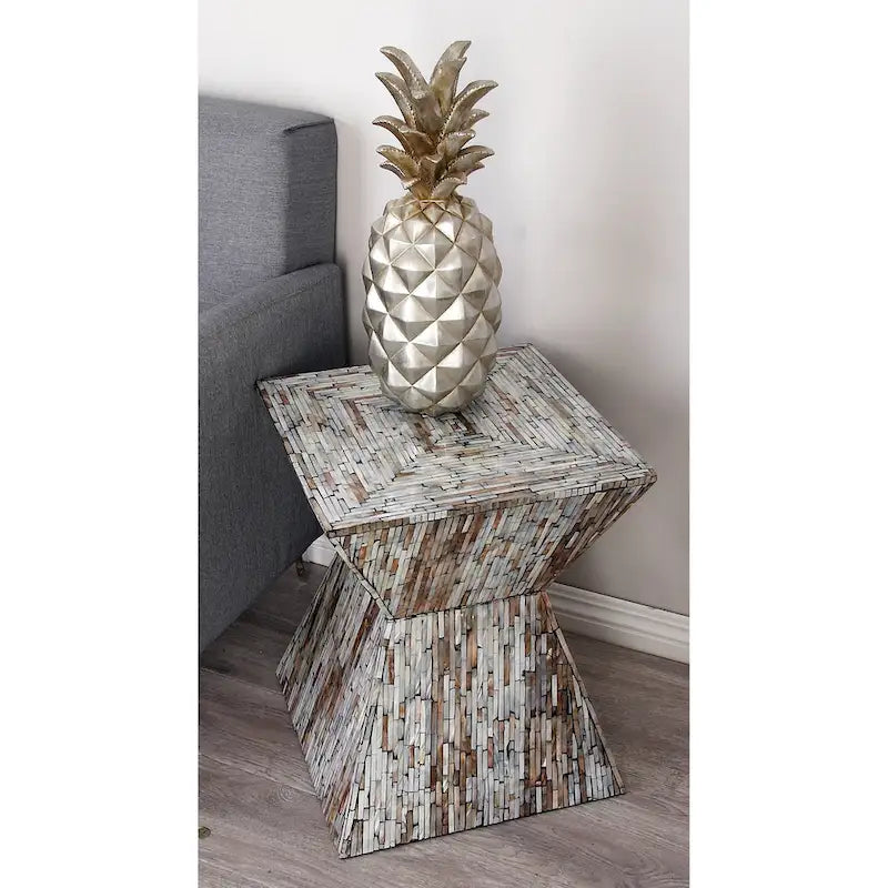 Table de chevet de style transitoire avec tiroir unique et quincaillerie en bronze huilé