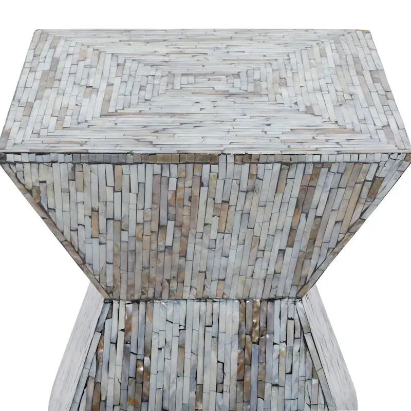 Table de chevet de style transitoire avec tiroir unique et quincaillerie en bronze huilé