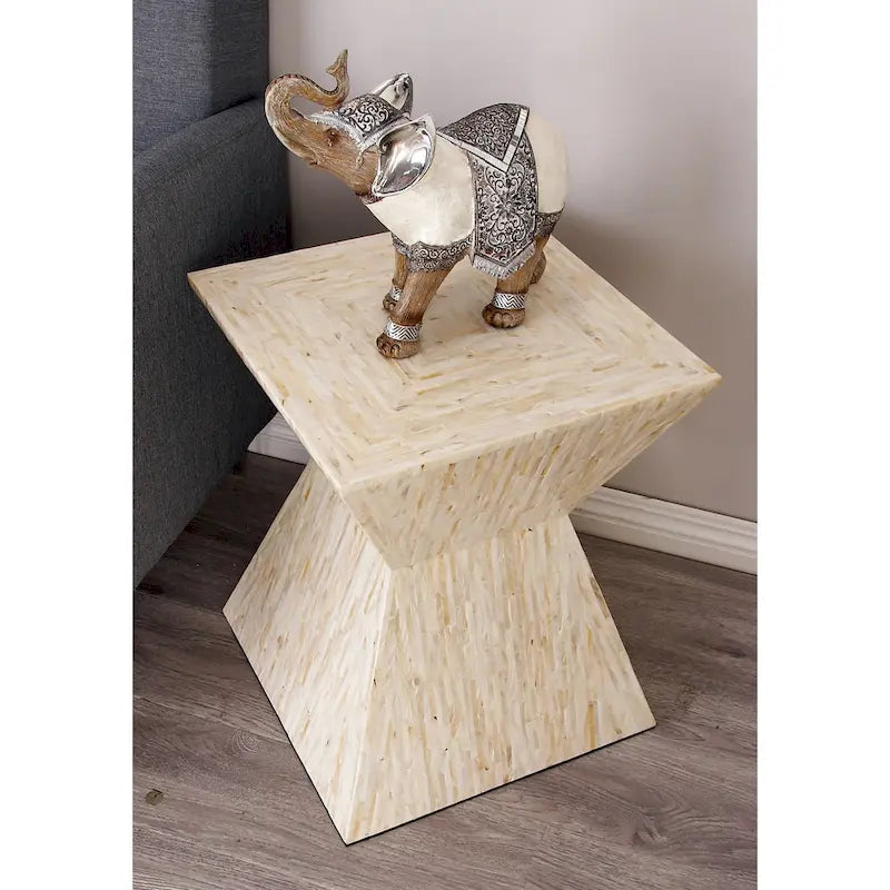 Table de chevet de style transitoire avec tiroir unique et quincaillerie en bronze huilé